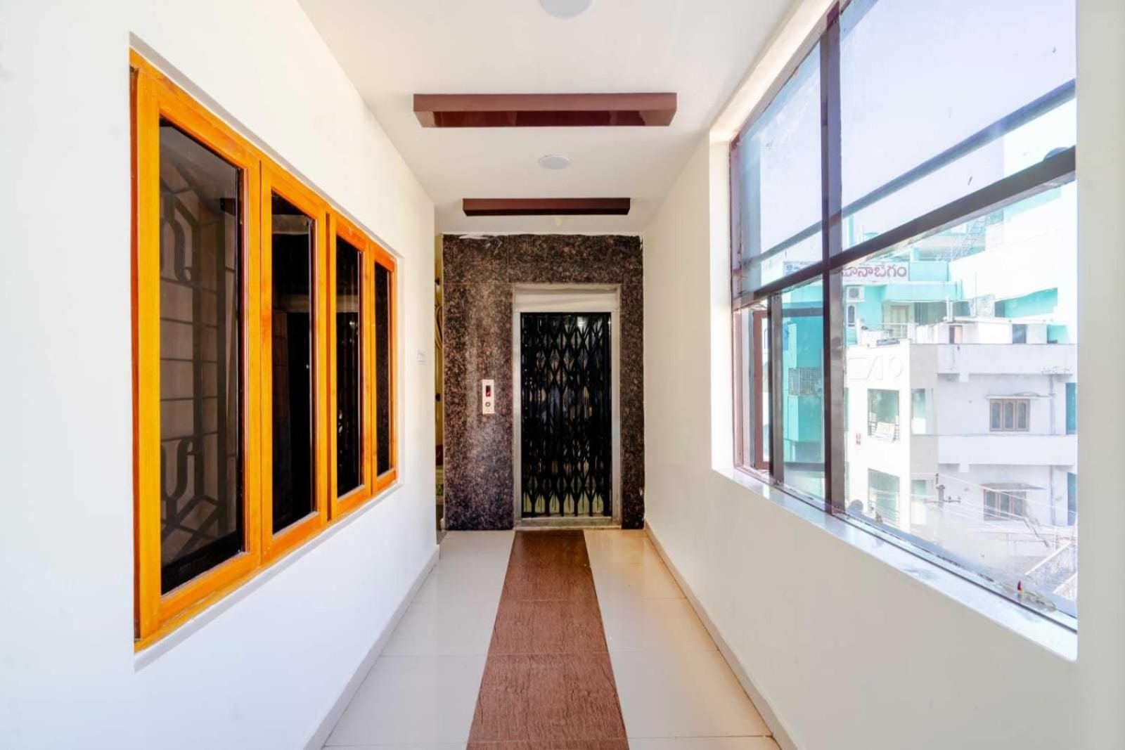 Готель Oyo Surya Teja Residency Khammam Екстер'єр фото
